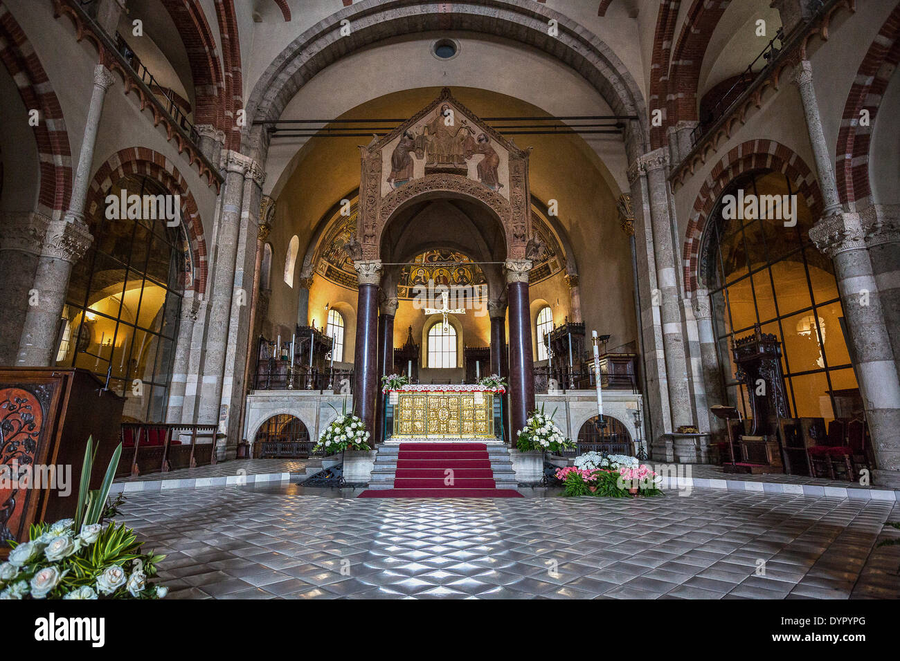 Milano, Italia. 23 apr 2014. Il Sant'Ambogio chiesa credito interno: Davvero Facile Star/Alamy Live News Foto Stock