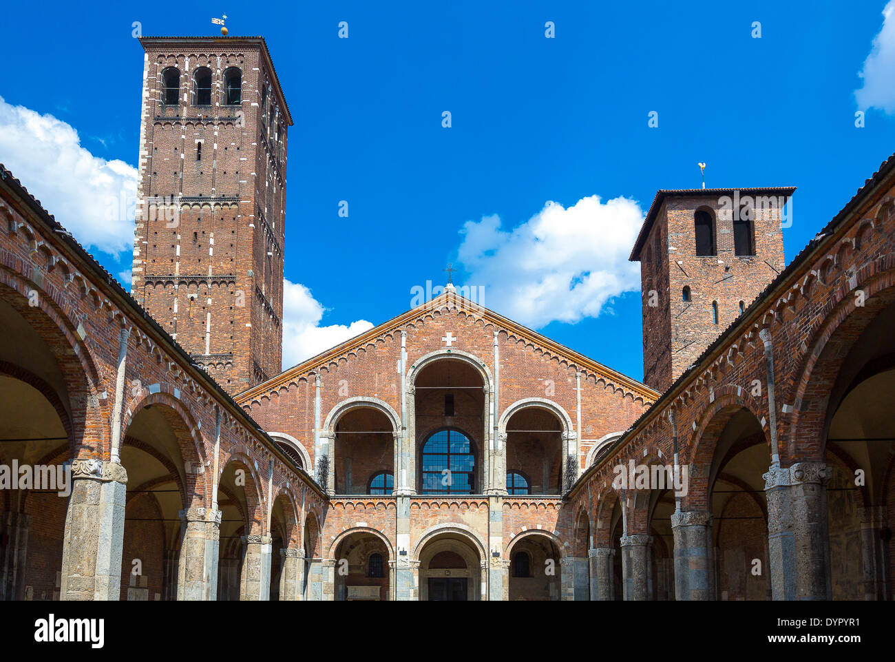 Milano, Italia. 23 apr 2014. Il Sant'Ambogio chiesa Credito: Davvero Facile Star/Alamy Live News Foto Stock