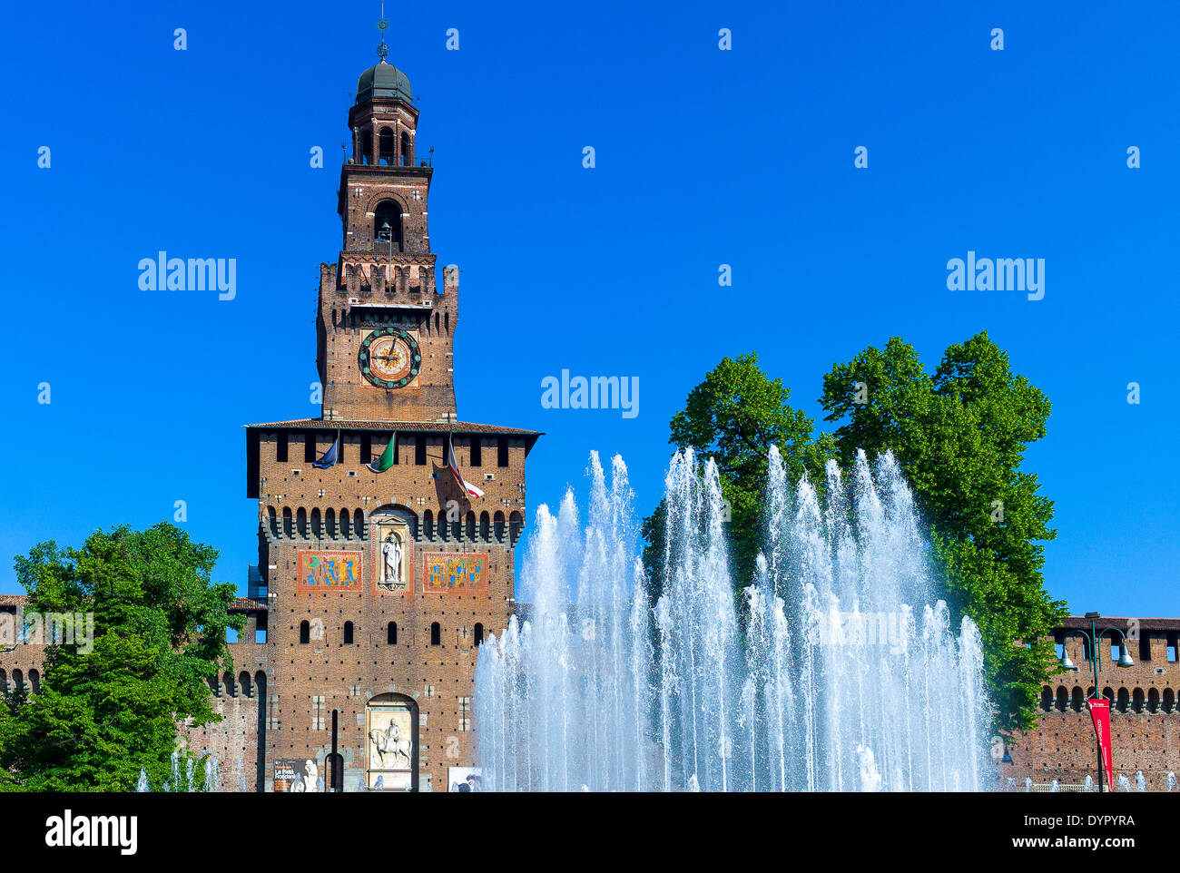 Milano, Italia. 23 apr 2014. Il Castello Sforzesco la fontana di credito: Davvero Facile Star/Alamy Live News Foto Stock