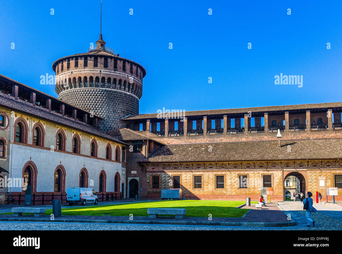 Milano, Italia. 23 apr 2014. Il Castello Sforzesco cortile del credito: Davvero Facile Star/Alamy Live News Foto Stock