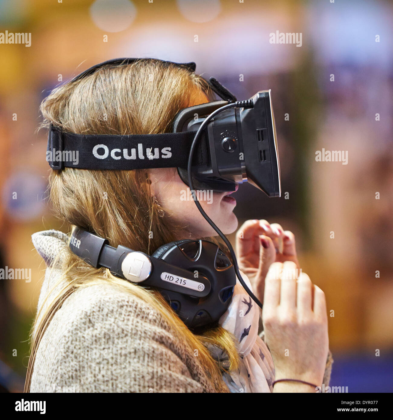 Una donna che indossa un occhio Rift in realtà virtuale auricolare al gadget Show Live 2014 presso il centro NEC Foto Stock
