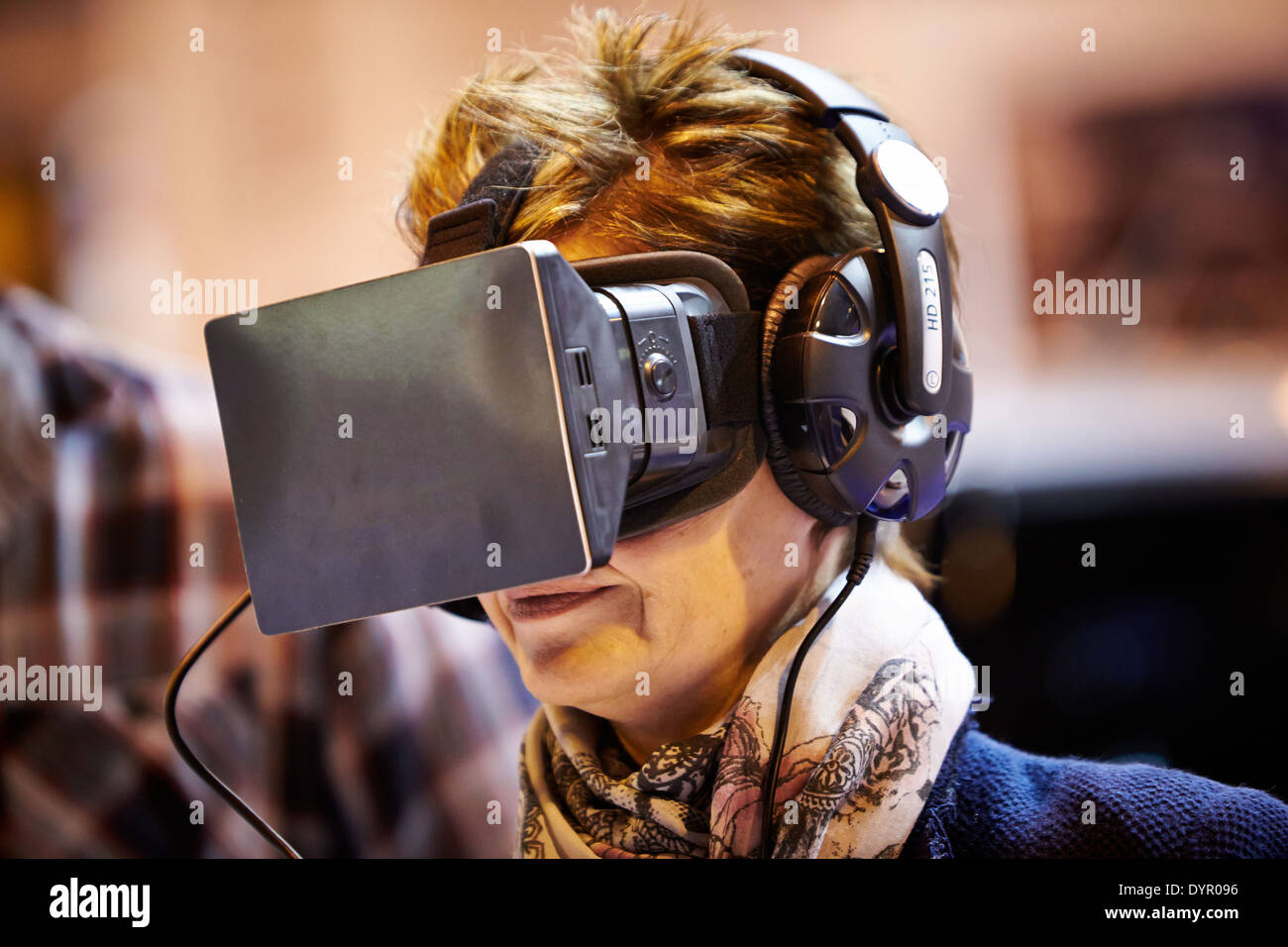 Una donna che indossa un occhio Rift in realtà virtuale auricolare al gadget Show Live 2014 presso il centro NEC Foto Stock