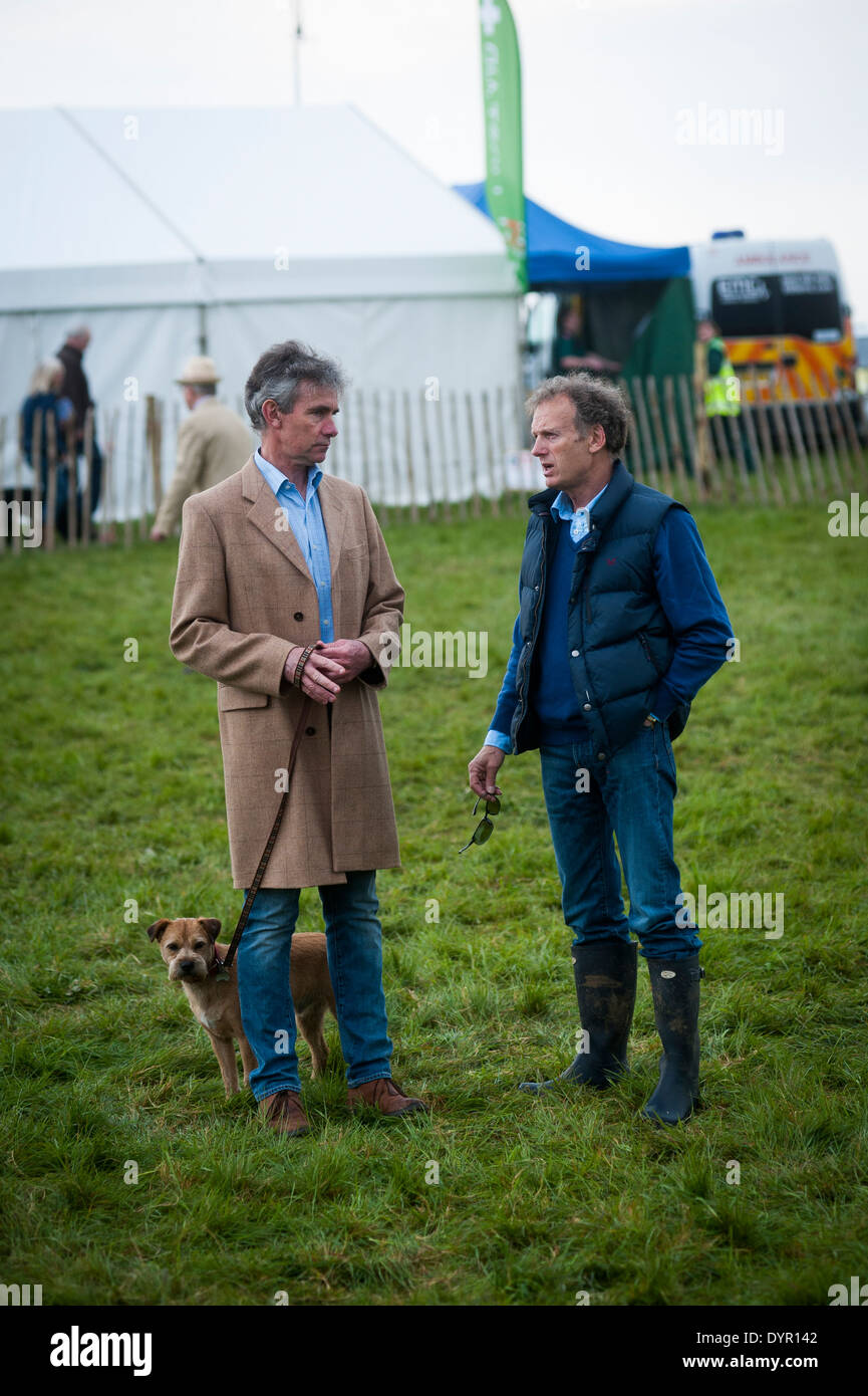2 spettatori parlando di Old Berkshire Hunt da punto a punto incontro Foto Stock