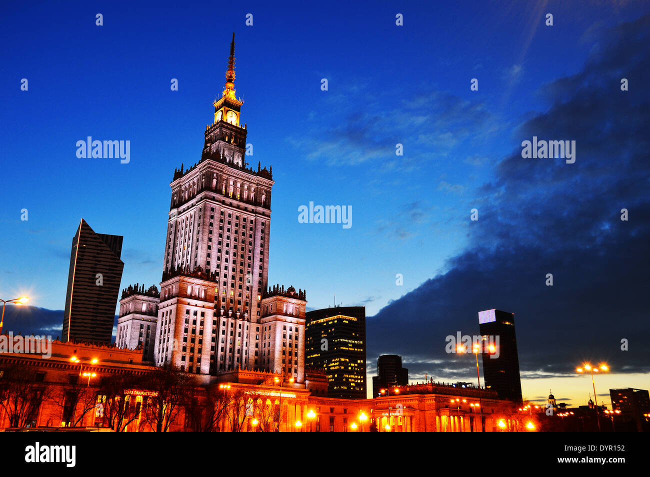 Centro di Varsavia con il palazzo della cultura e della scienza, l'edificio più alto in Polonia e l'ottavo edificio più alto nell'UE Foto Stock