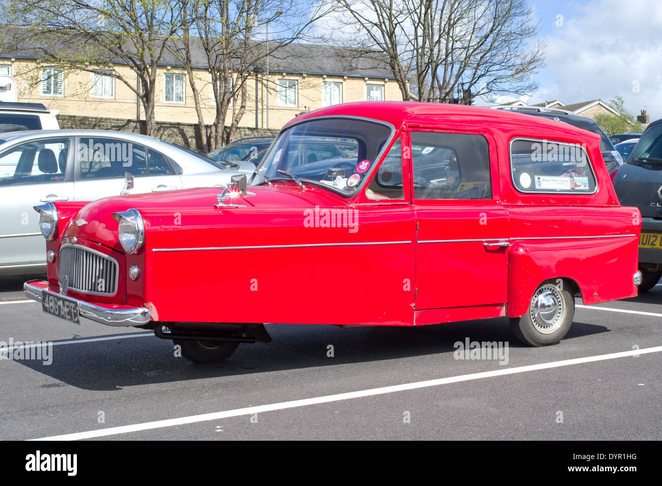 Rosso classico bond micro auto parcheggiate in Skipton Foto Stock