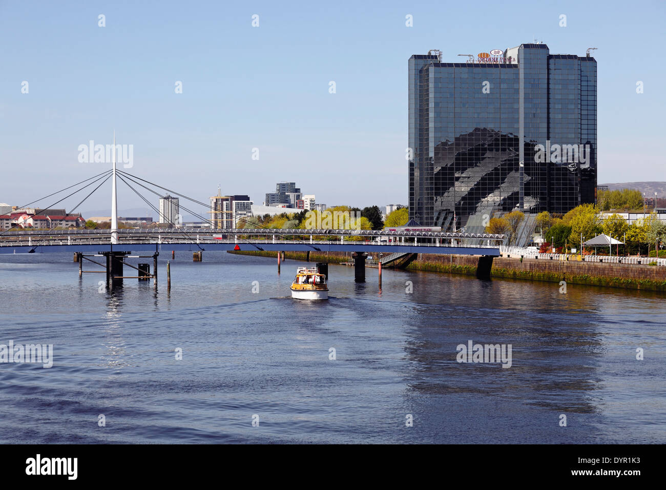 Vista verso ovest dell'hotel Crowne Plaza e del Ponte di Bell sul fiume Clyde, Glasgow, Scozia, Regno Unito Foto Stock