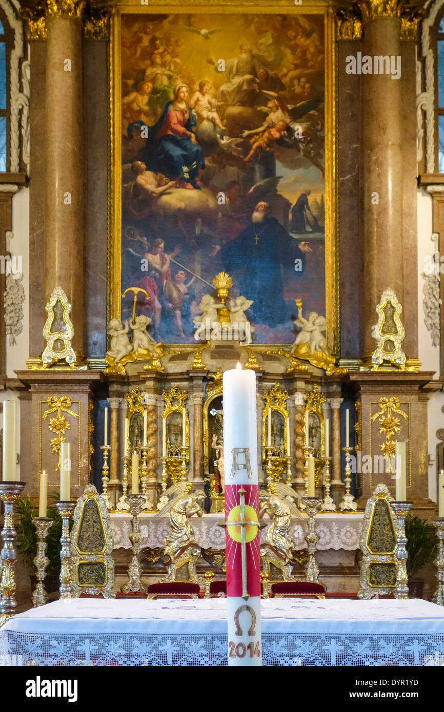 Altare maggiore con il cero pasquale, Benediktbeuern, Baviera, Germania, Europa Foto Stock