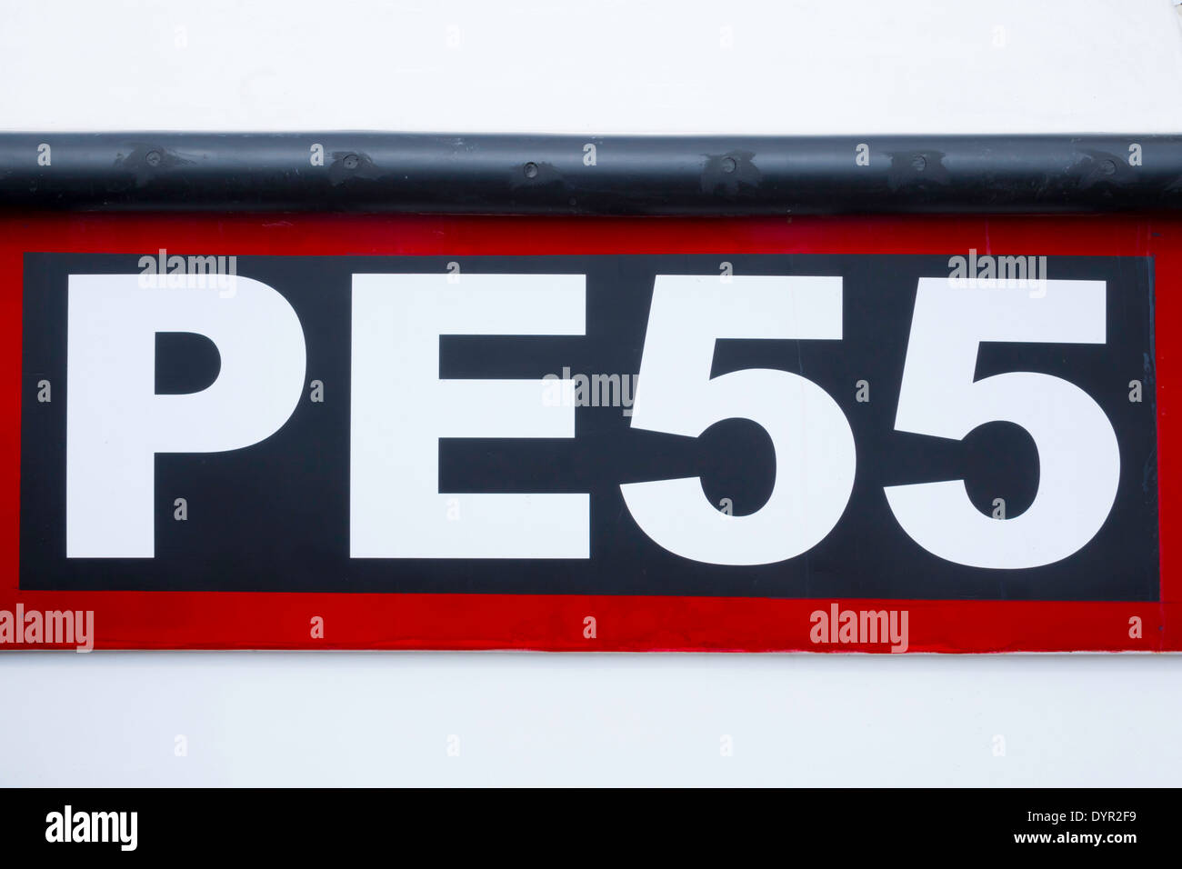 Barche da pesca sono registrati con le lettere che indicano la porta originale del registro di sistema e di un numero. Il PE è il porto di Poole Dorset Foto Stock