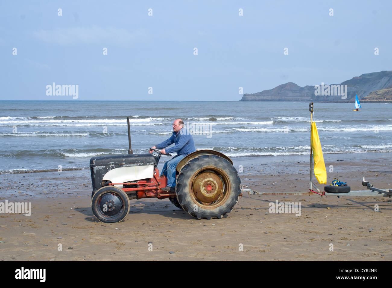 Runswick Bay il trattore usato per il traino di barche Foto Stock