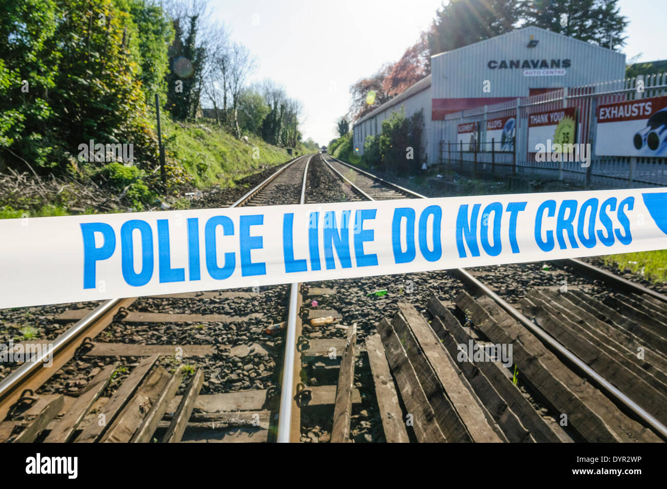 Lurgan, Irlanda del Nord. 24 apr 2014 - nastro di polizia si chiude un binario ferroviario Credit: stephen Barnes/Alamy Live News Foto Stock