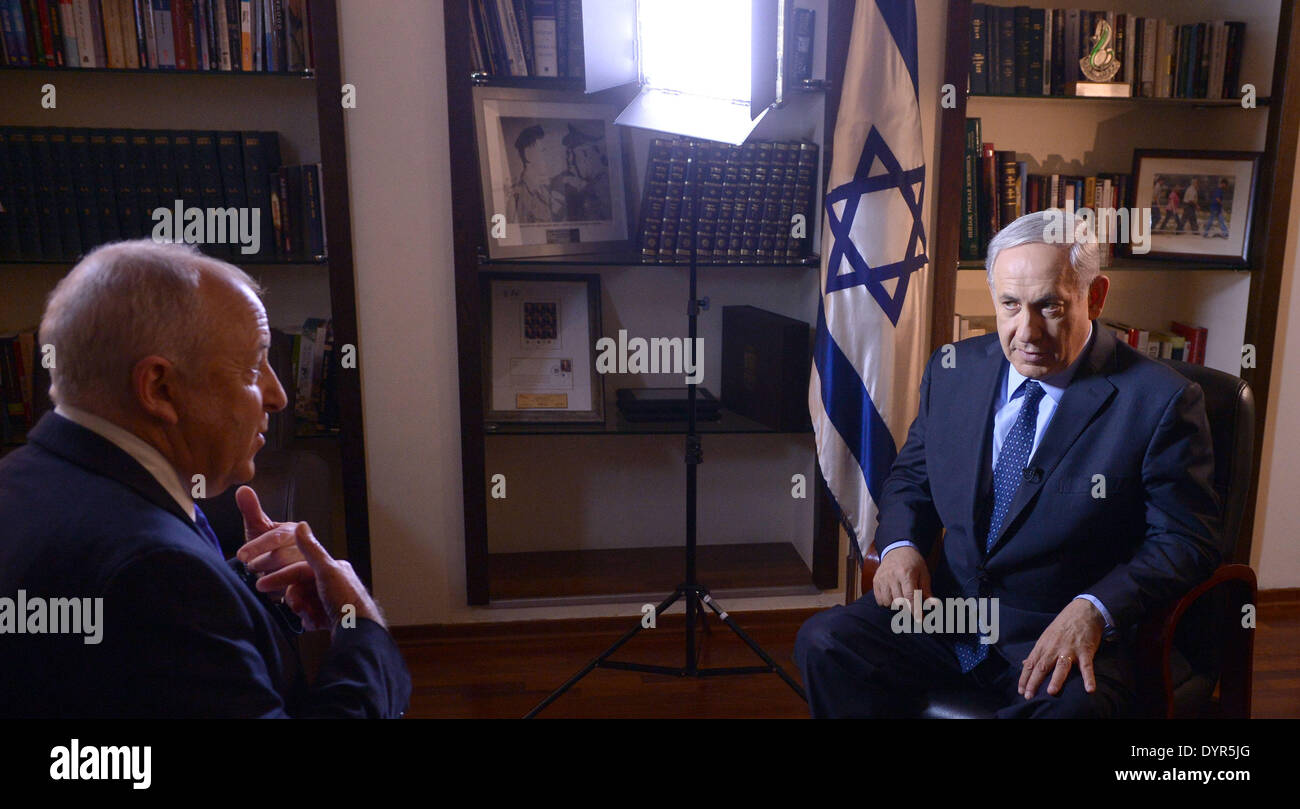 Gerusalemme, Israele. 24 apr 2014. Il Primo Ministro israeliano Benjamin Netanyahu (R) viene intervistato per la BBC, Fox News e MSNBC in Gerusalemme, il 24 aprile 2014. Palestinesi negoziatore capo Saeb Erikat accusato Israele giovedì di minare il processo di pace con la sua decisione di sospendere i colloqui con le Autorità nazionale palestinese a causa di quest'ultimo la riconciliazione con i righelli di Hamas a Gaza. Credito: JINI/GPO/Haim Zach/Xinhua/Alamy Live News Foto Stock