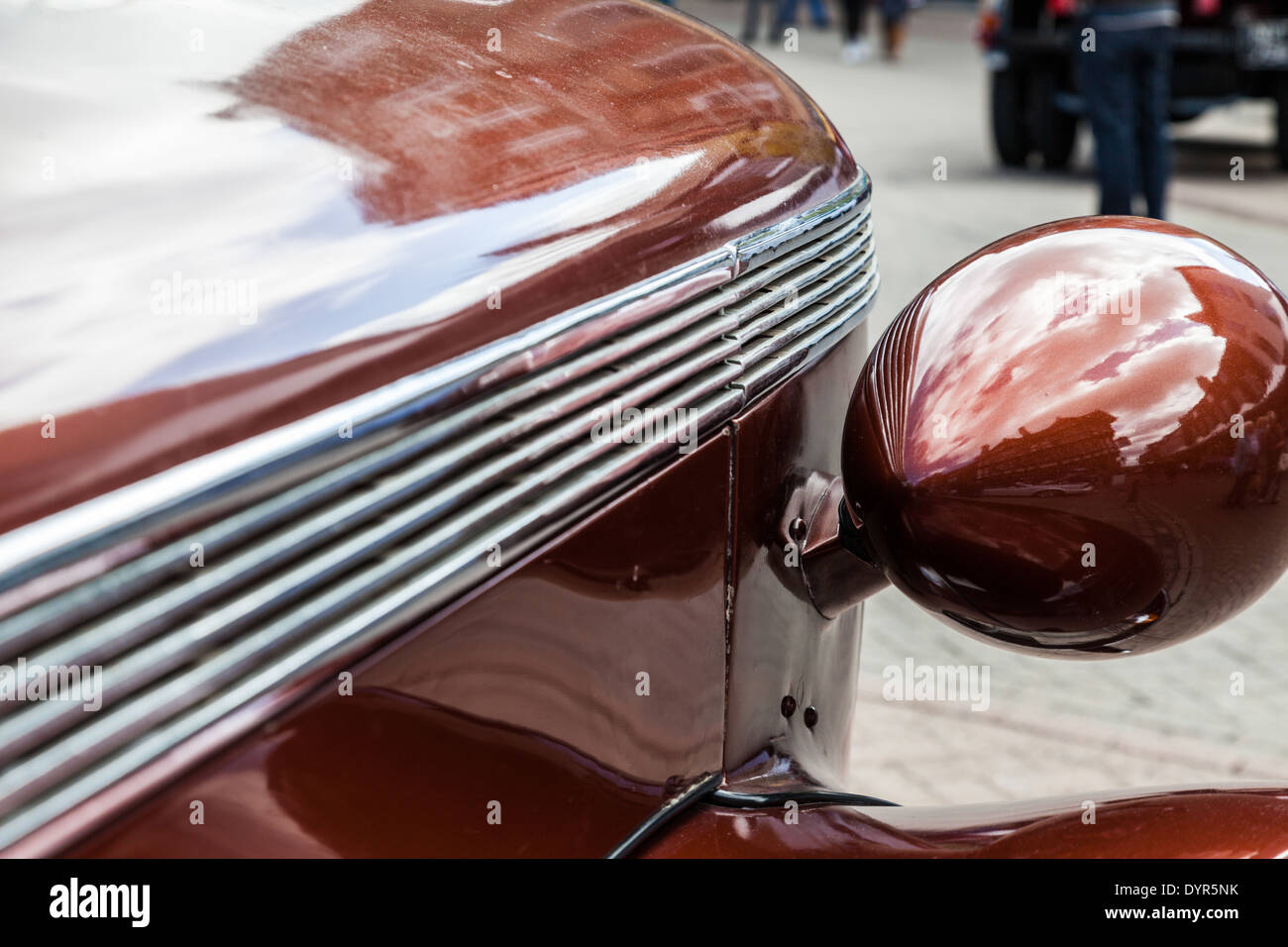 Chrysler Royal automobile a motore classic car show vista da dietro il faro di grandi dimensioni. Il Porro Moorlands England Regno Unito. Foto Stock