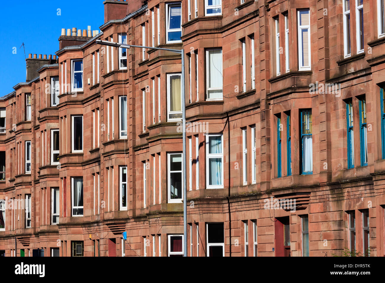 Tradizionale di pietra arenaria rossa tenements, Copland Road, Govan, Glasgow, Scotland, Regno Unito Foto Stock