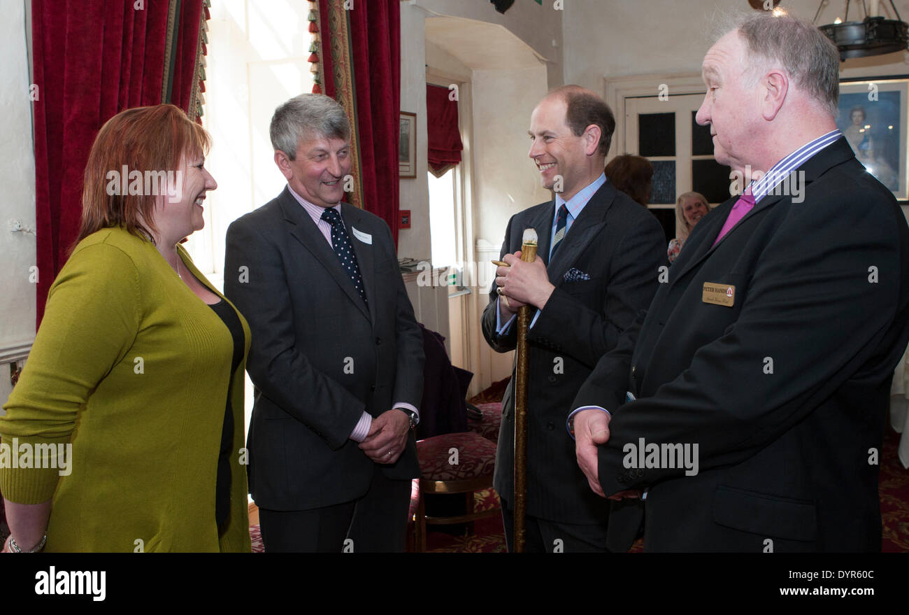 Coleford, Gloucestershire, UK. 24 apr 2014. Pietro Mani di Speech House Hotel presente Signor Nick Horton e Samm Jarman a S.A.R. la Contessa di Wessex. Signor Hortons azienda Royal Forest Pennant donato le riparazioni del periodo programmato per il monumento che segna il centro della storica foresta. Credito: David Broadbent/Alamy Live News Foto Stock