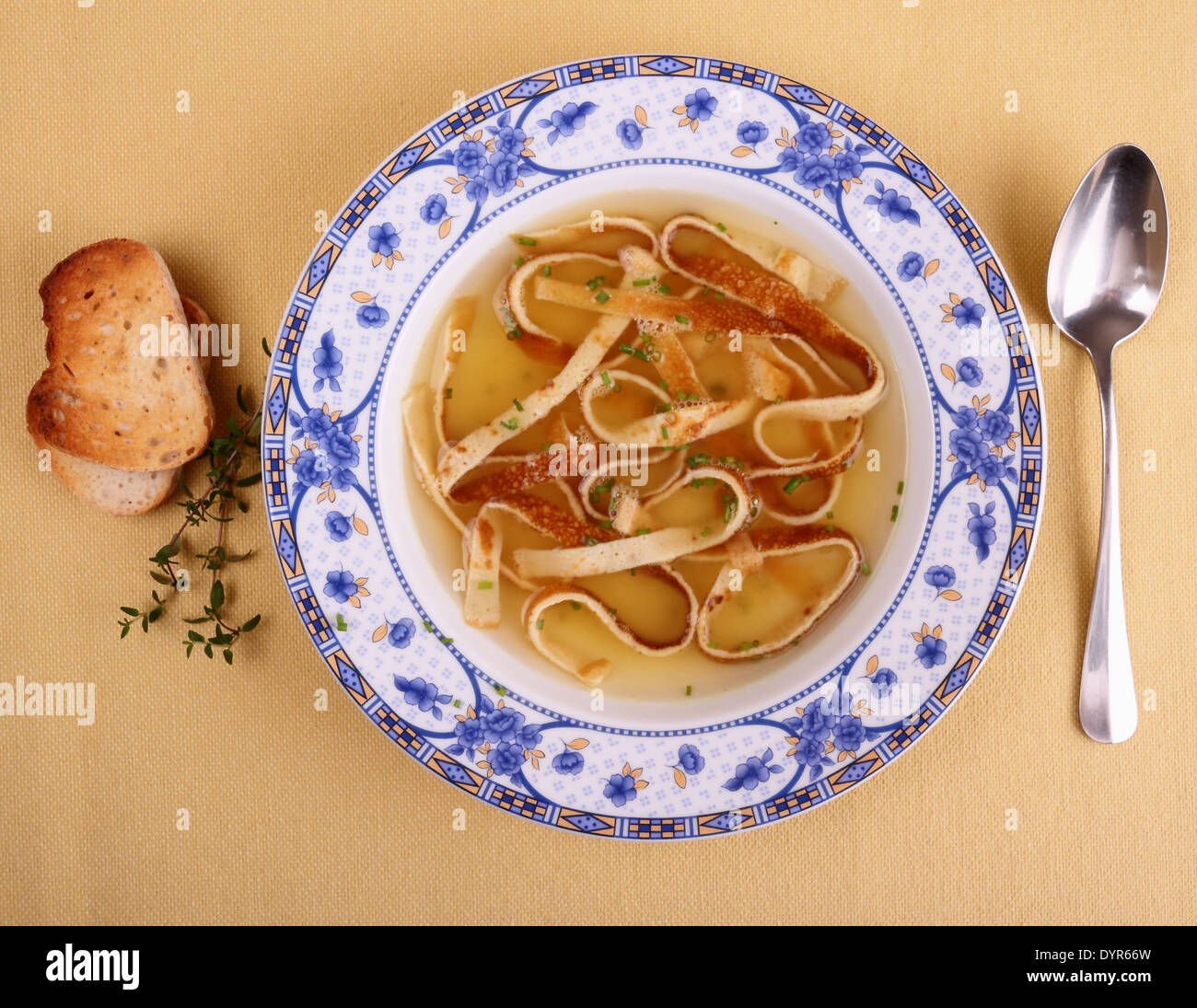 Pancake zuppa in lastra blu con pane, vista dall'alto Foto Stock