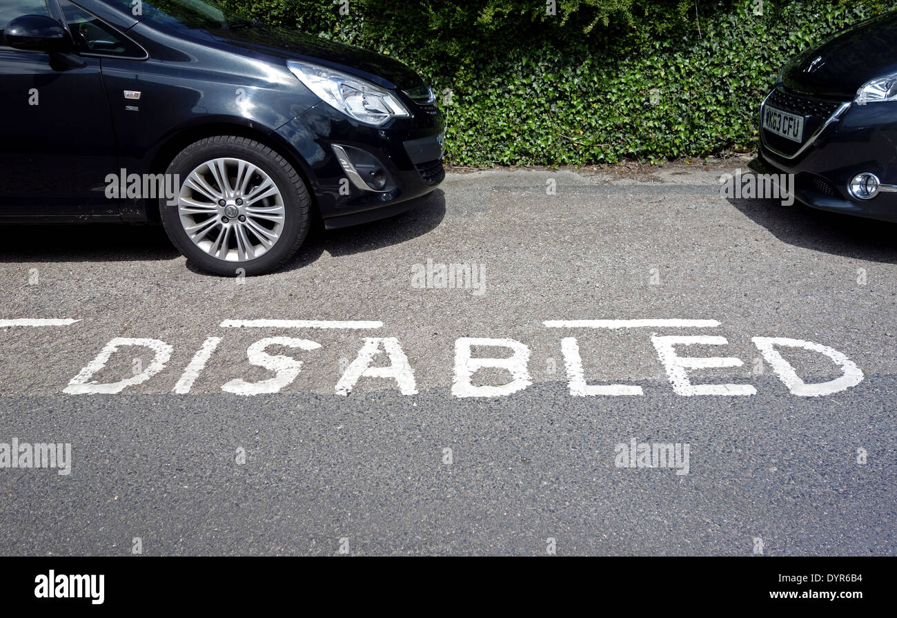 Auto parcheggiata in un parcheggio disabili bay Foto Stock