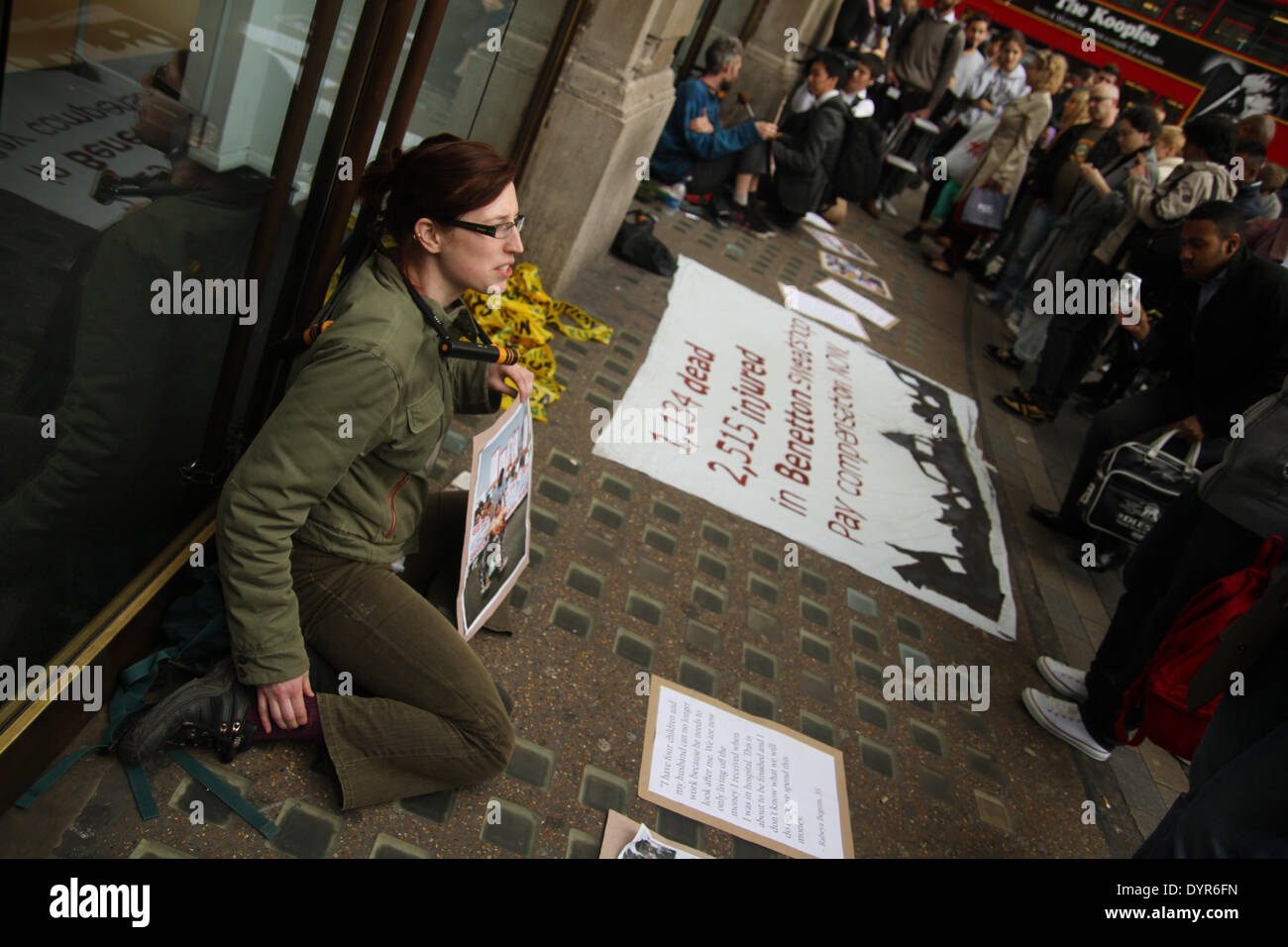 Londra, Regno Unito. Il 24 aprile 2014. Due manifestanti incatenati loro colli sulle porte del negozio Benetton su Oxford street. La protesta ha cominciato a 8.30. La protesta si accende il primo anniversario della rana Plaza fabbrica di indumento crollo in Bangladesh dove 1.134 persone hanno perso la loro vita. 6 Credito: David mbiyu/Alamy Live News Foto Stock