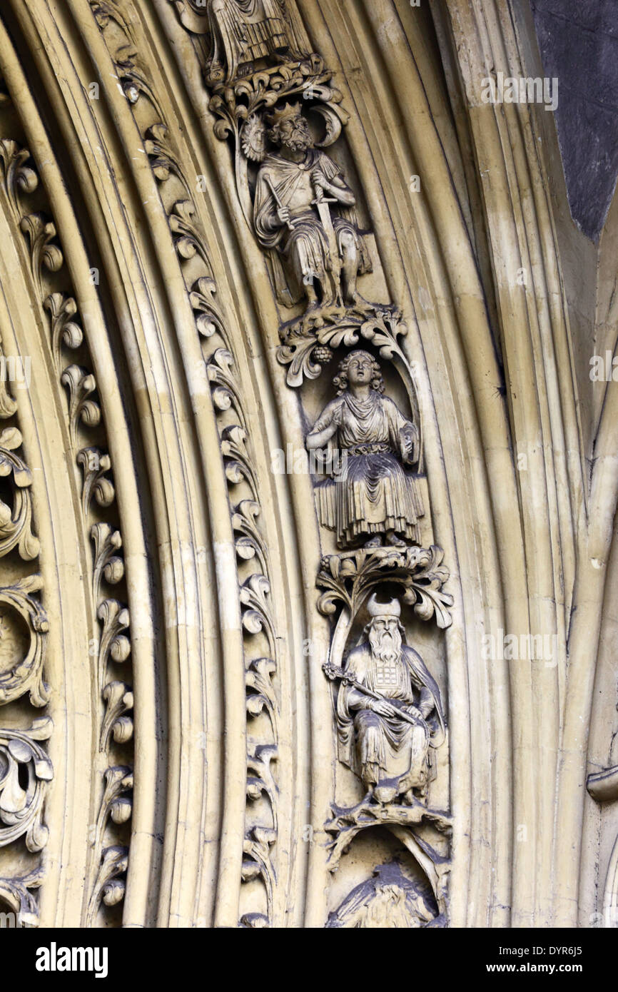 Dettaglio di sculture in pietra di figure su un archivolto della grande porta Nord, l'Abbazia di Westminster, Londra, Inghilterra Foto Stock