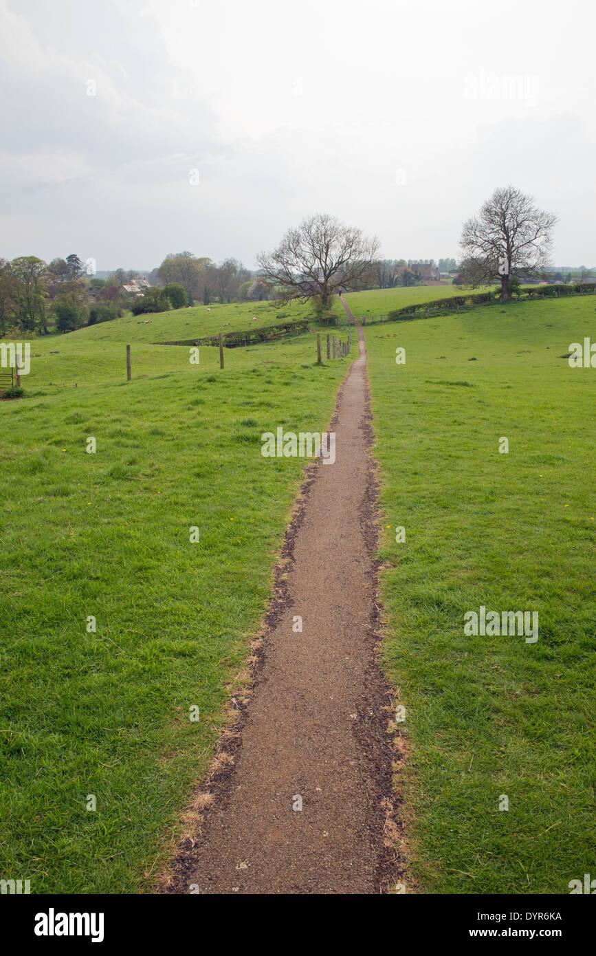 Il sentiero che conduce alla parte superiore Harlestone Northamptonshire REGNO UNITO Foto Stock