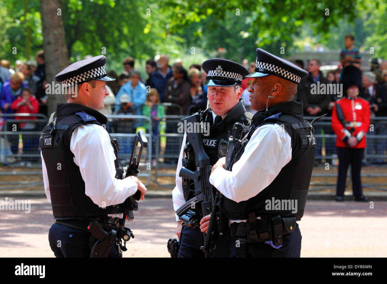 Metropolitan poliziotti chat in Pall Mall prima che il Trooping il colore cerimonie, Londra , Inghilterra 2011 Foto Stock