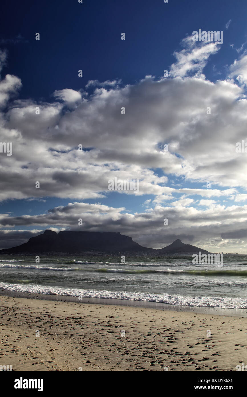 Città del Capo e di Table Mountain visto dalla spiaggia di Visualizza come tabella. Foto Stock