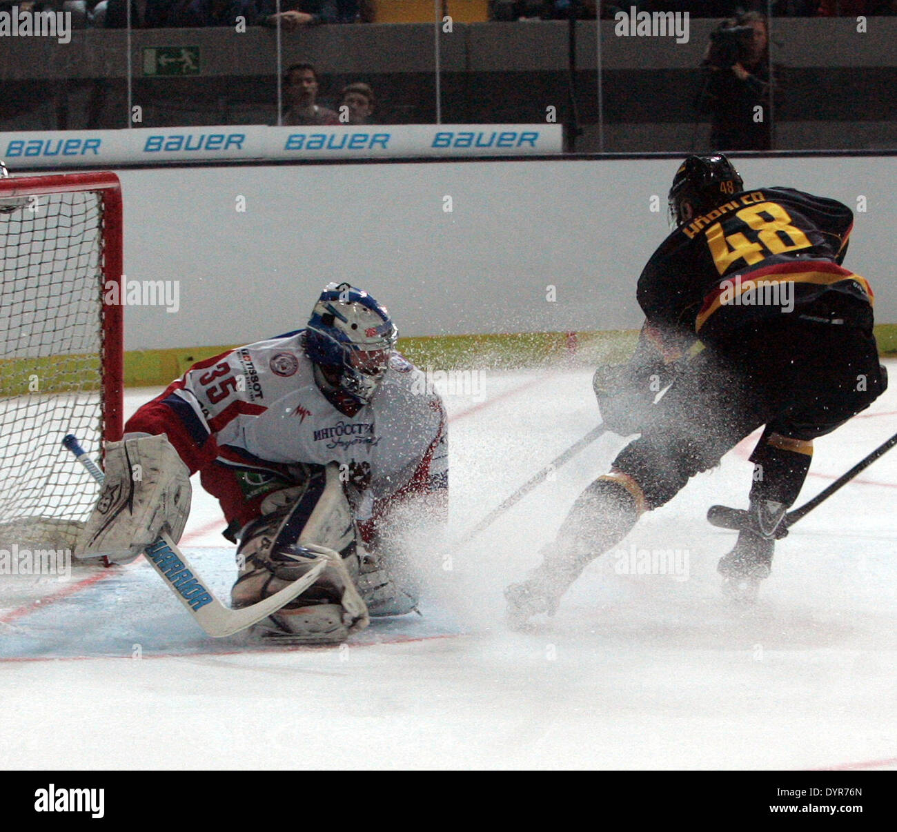 Monaco di Baviera, Germania. 24 apr 2014. Da sinistra Andrej Wasilevski/Russia, Frank HOERDLER/Germania.Hockey Euro Challenge, Germania vs Russia, 24 aprile 2014, Olympia pista di pattinaggio su ghiaccio, Monaco di Baviera, come preparazione per i campionati mondiali di hockey su ghiaccio è giocato questa sfida.contro le squadre di Russia, Francia e Finlandia. © Wolfgang Fehrmann/Wolfgang Fehrmann/ZUMAPRESS.com/Alamy Live News Foto Stock