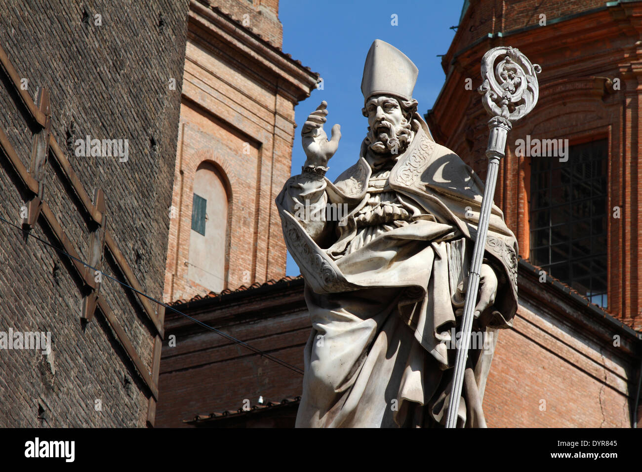San Petronio statua vicino a Torre Asinelli, Bologna Foto Stock