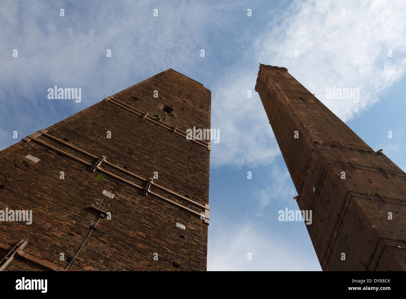 Torre degli Asinelli e Torre Garisenda nel centro storico di Bologna. Foto Stock