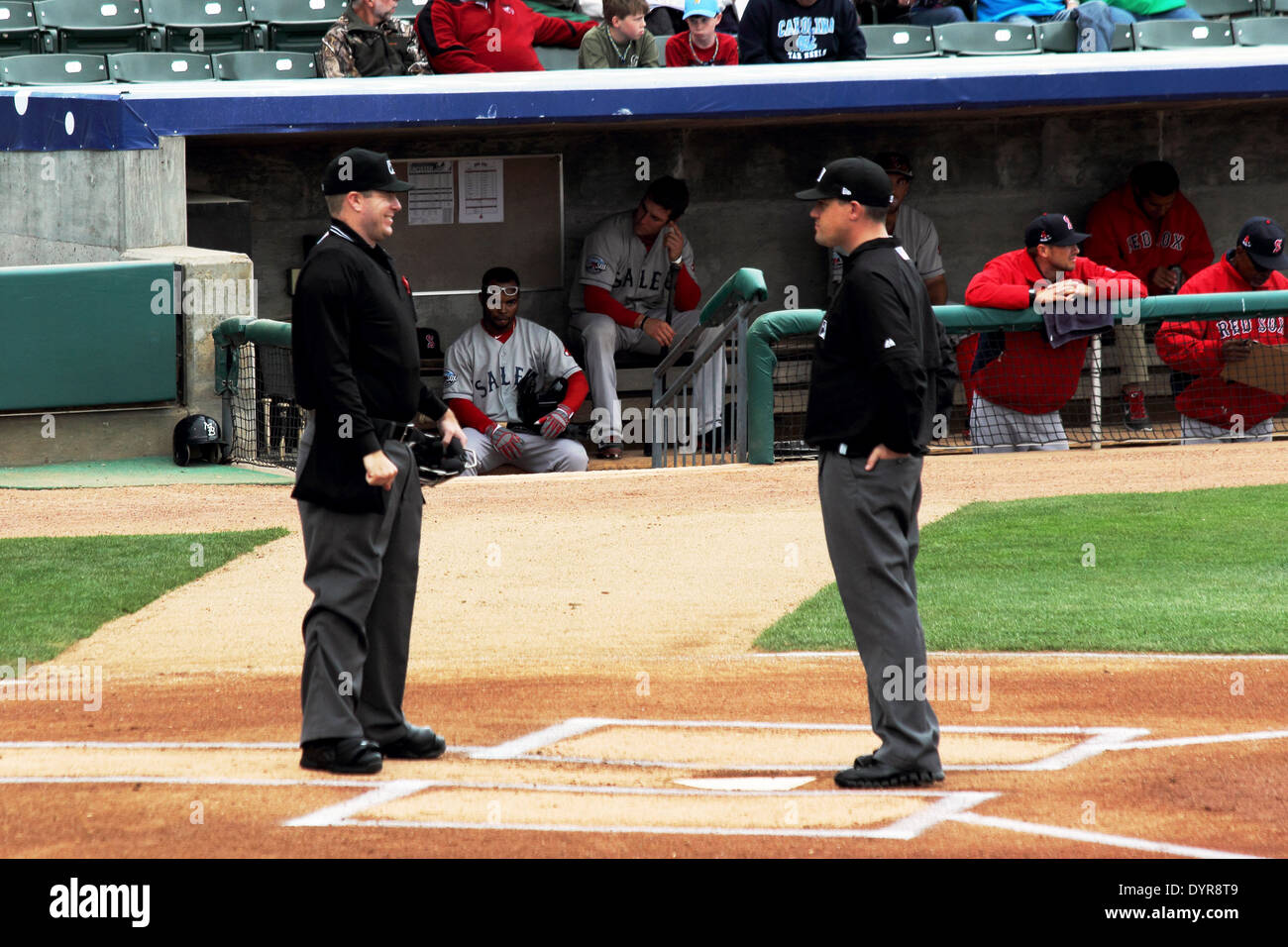Due arbitri di baseball conferire sul campo. Foto Stock