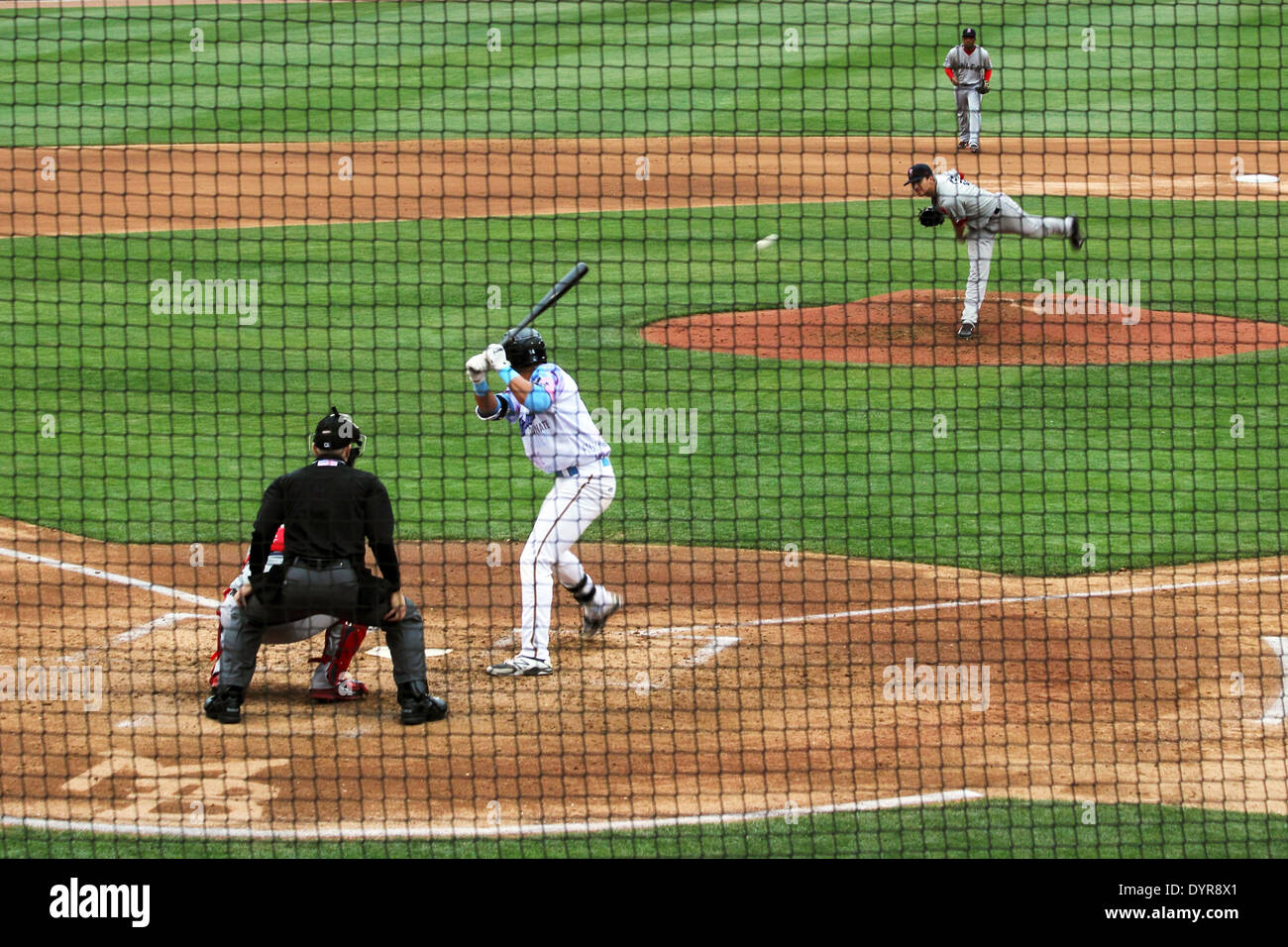 Un lanciatore di baseball offre un passo alla piastra di casa. Foto Stock