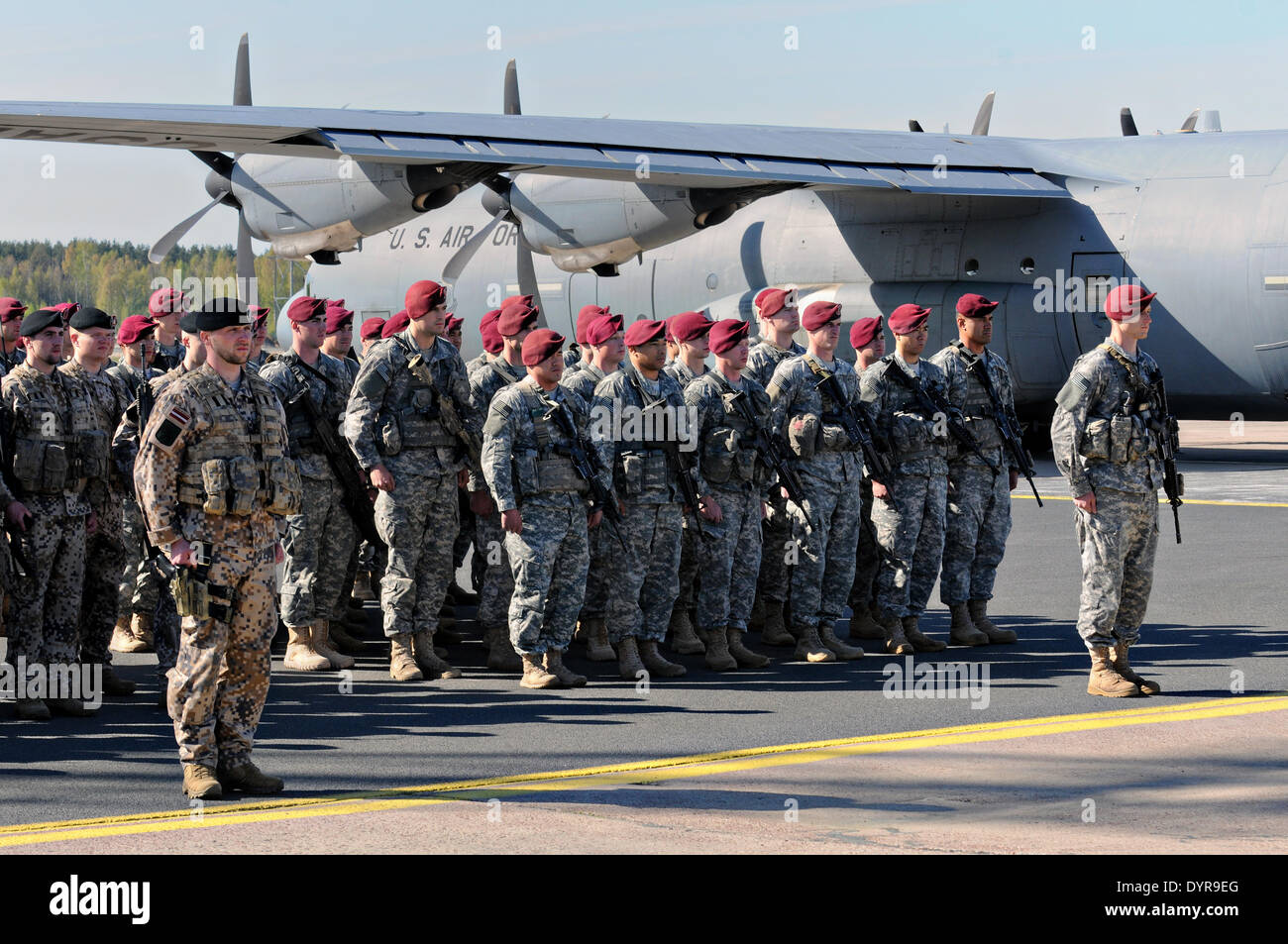 US Army paracadutisti con il 173rd Airborne Brigade Combat Team e soldati lettoni stand in formazione dopo il suo arrivo Aprile 24, 2014 in Riga, Lettonia. I soldati sono stati distribuiti per la Polonia e i paesi baltici come le tensioni con la Russia si elevano al di sopra dell'Ucraina. Foto Stock