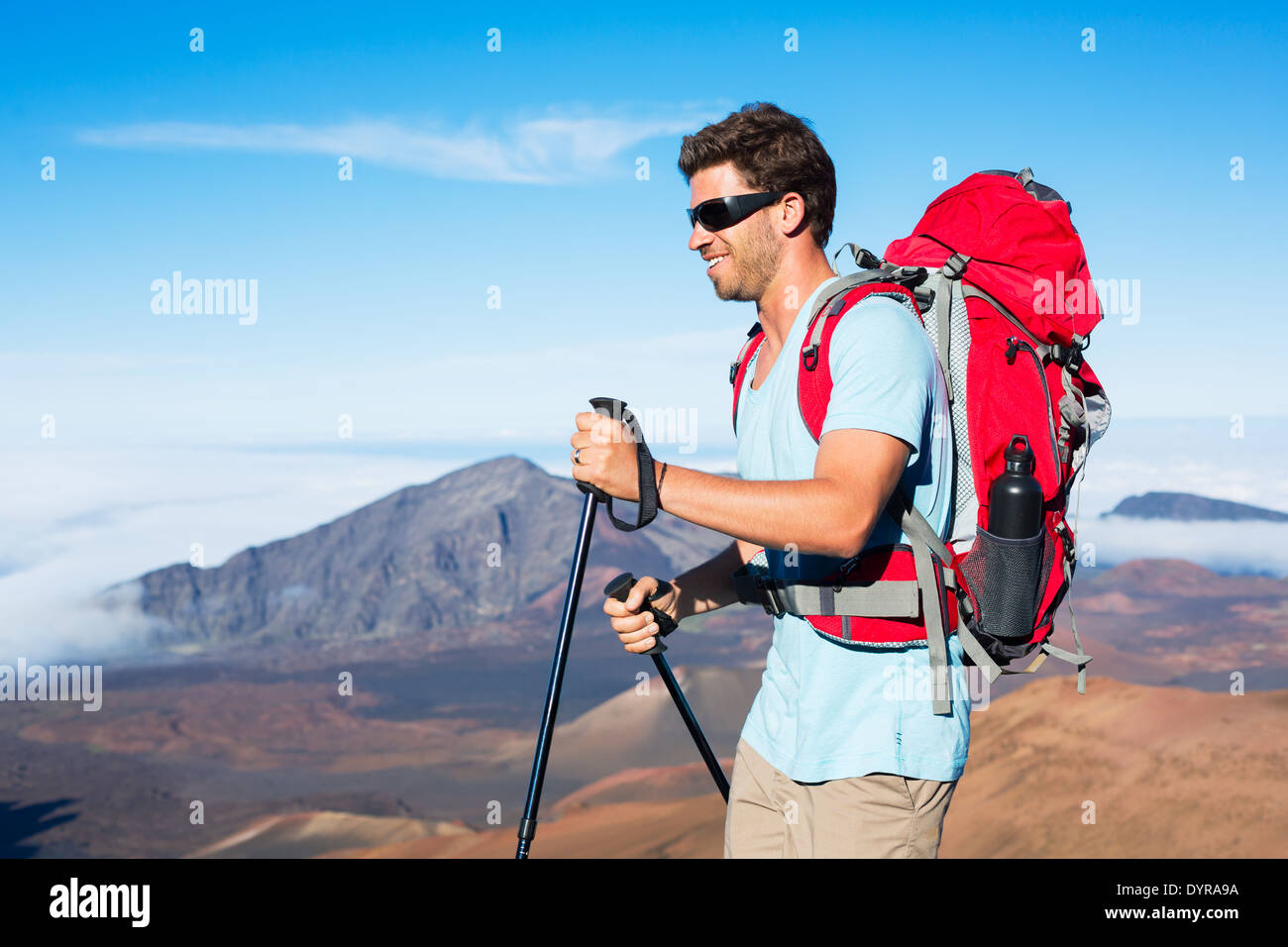 Escursionista con zaino in montagna Foto Stock