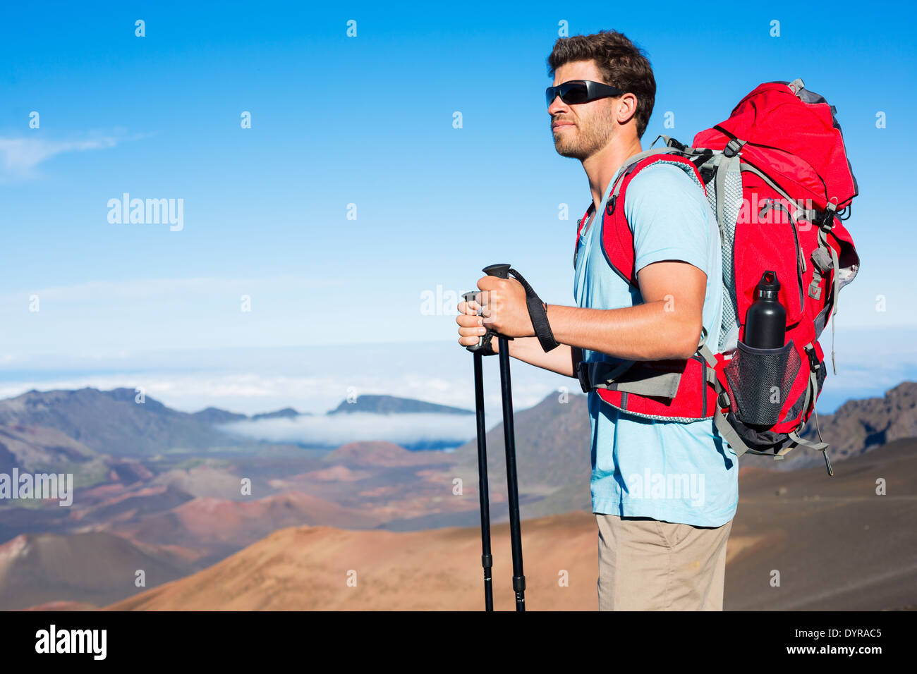 Escursionista con zaino in montagna Foto Stock