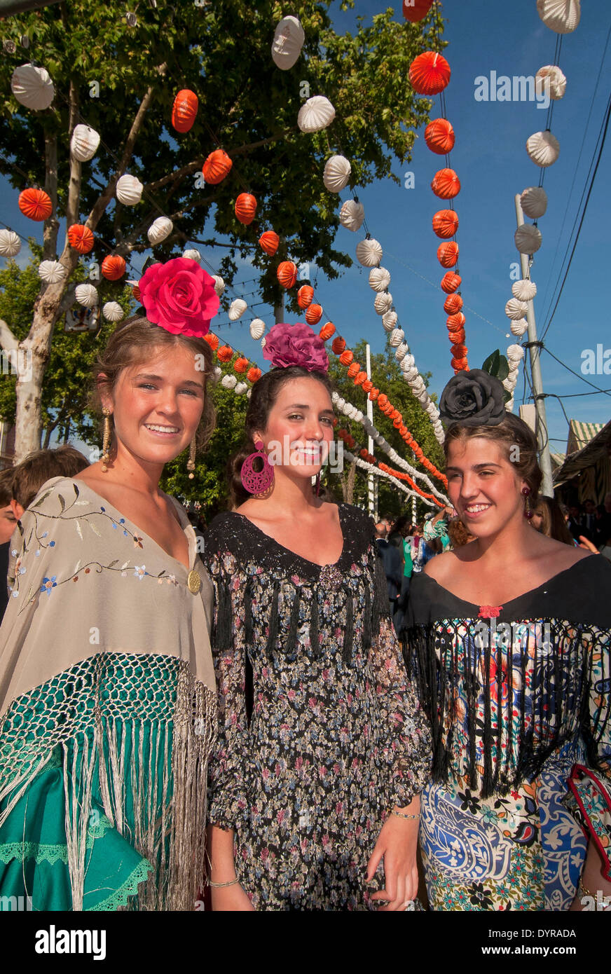 Fiera di Aprile, giovani donne che indossano il tradizionale abito flamenco, Siviglia, regione dell'Andalusia, Spagna, Europa Foto Stock