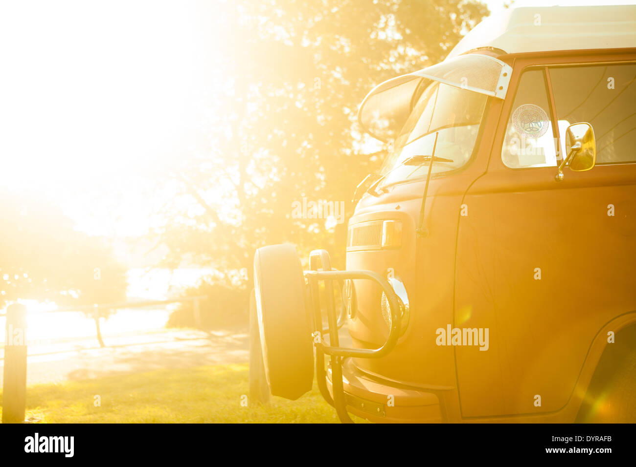 Un vecchio VW camper van fotografato in prima serata Foto Stock