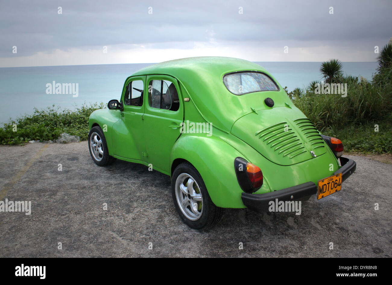 Vecchio American Automobile verde a Varadero, Cuba, parcheggiato su un altopiano che si affaccia sul Mare dei Caraibi Foto Stock