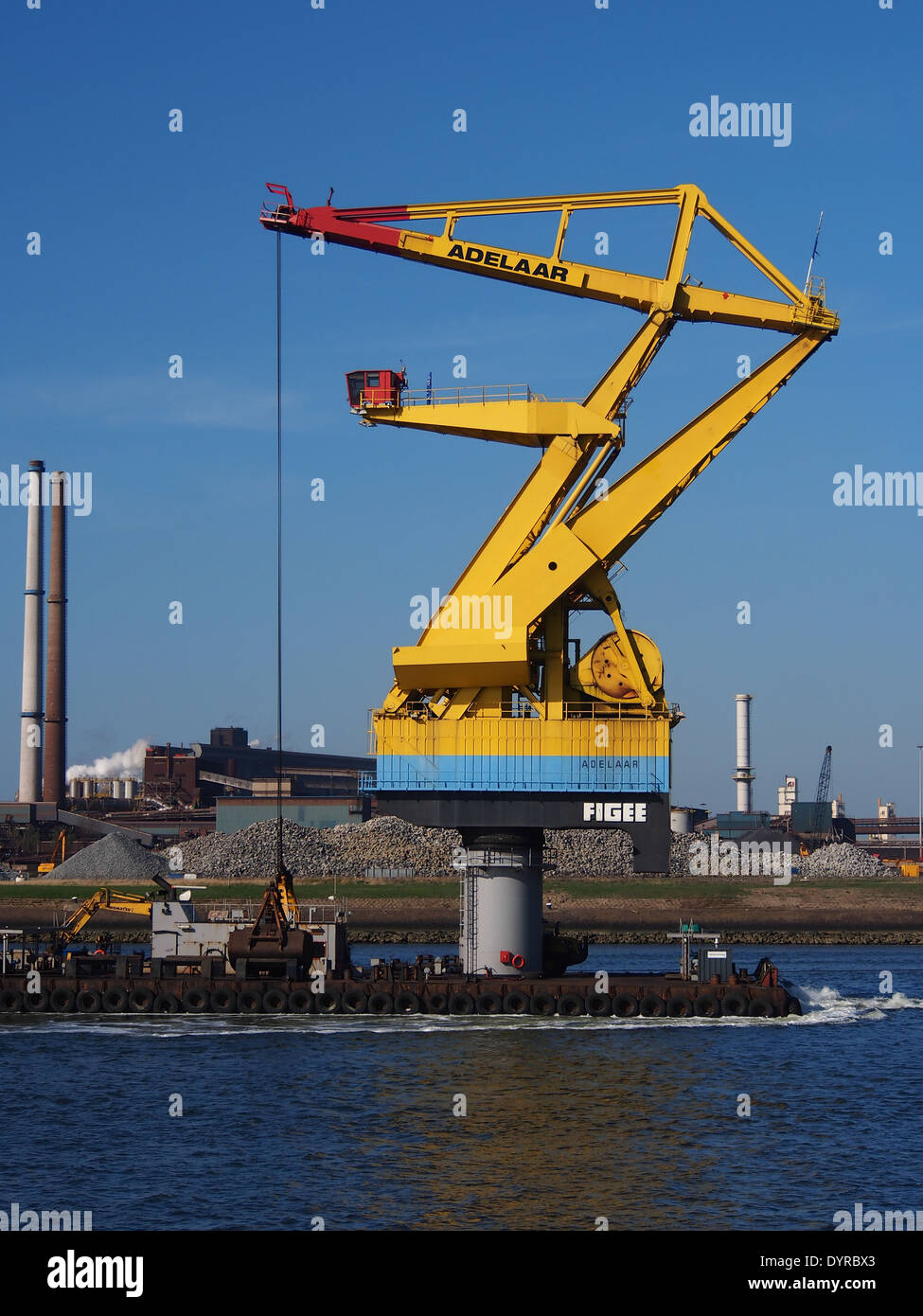 La Figee Crane Barge Adelaar, utilizzata per le operazioni di sollevamento pesante nel trasporto marittimo, è una nave specializzata progettata per la movimentazione delle merci nelle industrie navali e portuali. Foto Stock