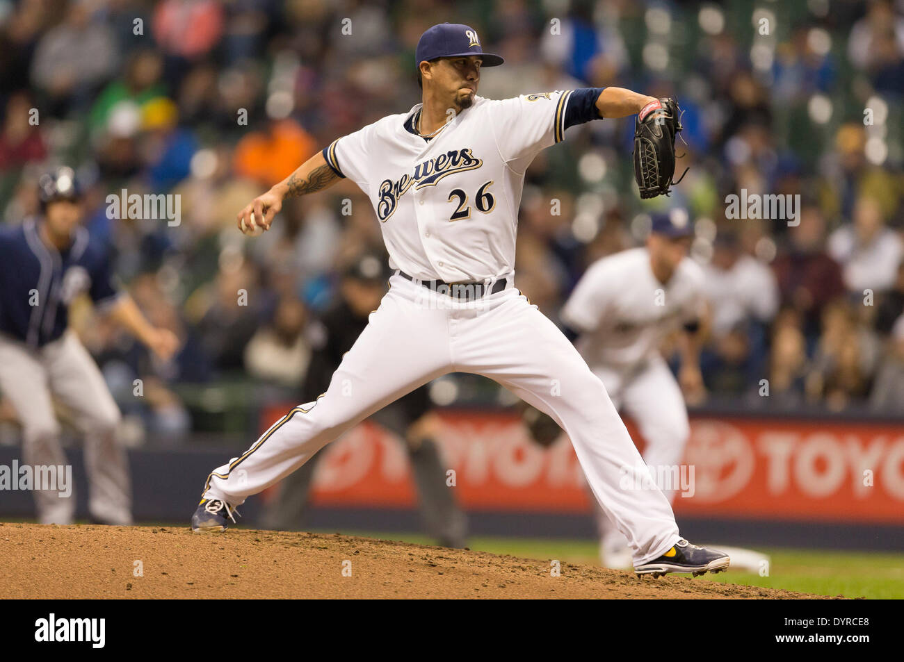 Milwaukee, Wisconsin, Stati Uniti d'America. 23 apr 2014. Aprile 23, 2014: Milwaukee Brewers a partire lanciatore Kyle Lohse #26 eroga il passo durante il Major League Baseball gioco tra il Milwaukee Brewers e San Diego Padres a Miller Park di Milwaukee, WI. Produttori di birra sconfitto Padres 5-2. John Fisher/CSM/Alamy Live News Foto Stock