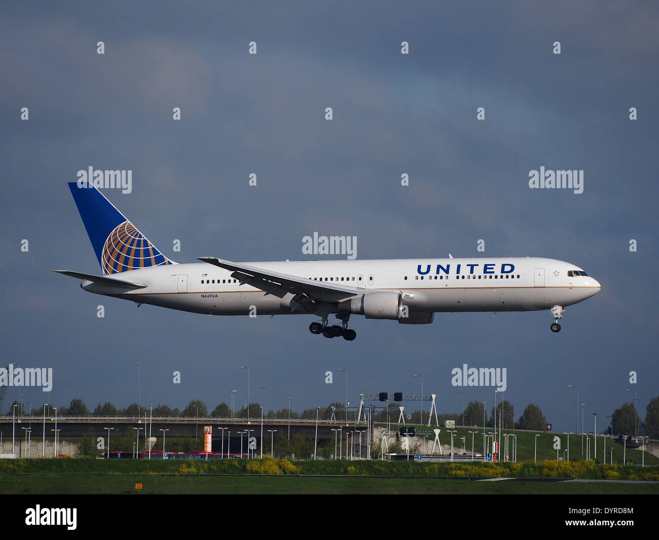 N649UA United Airlines Boeing 767-322(ER) in atterraggio a Schiphol (AMS - EHAM), Paesi Bassi, pic3 Foto Stock