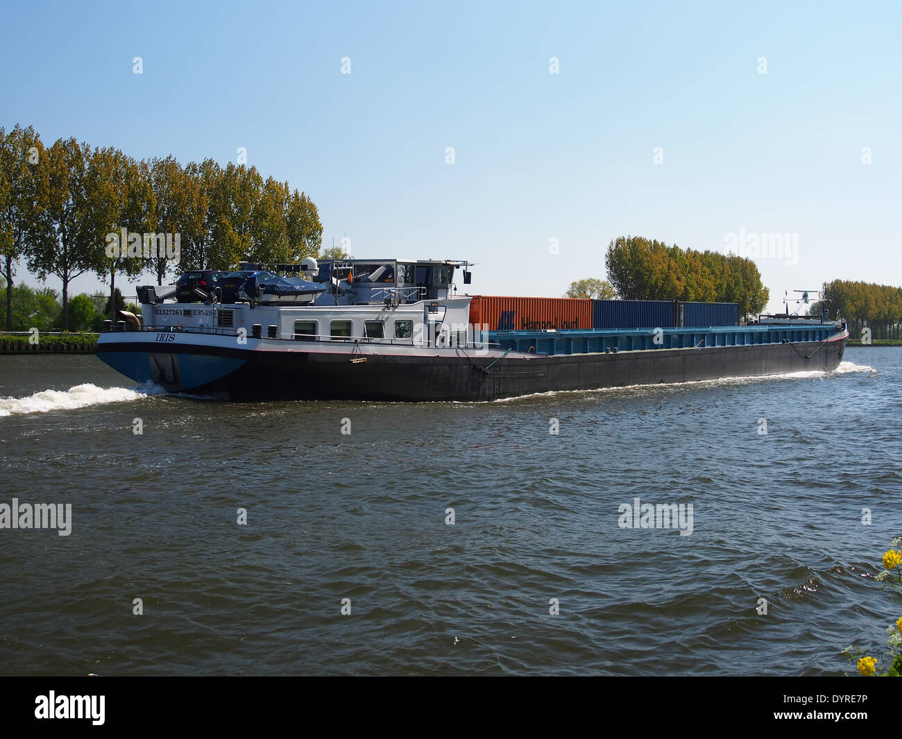 Questa immagine mostra l'Iris (ENI 02327263), una nave che naviga sul canale Amsterdam-Reno. La nave fa parte della flotta europea delle vie navigabili interne, utilizzata principalmente per il trasporto di merci. Foto Stock