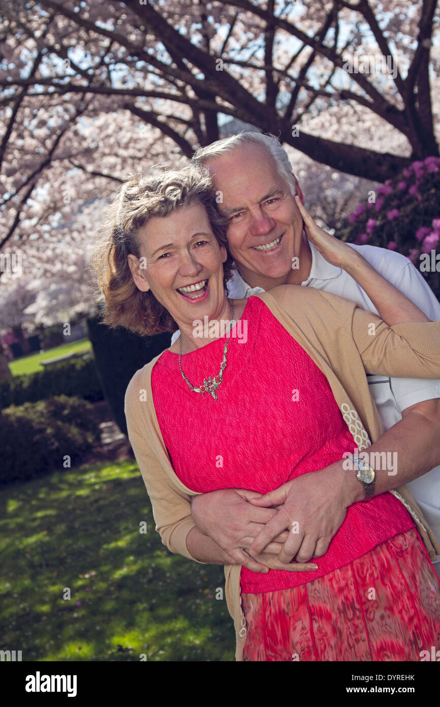 Felice coppia in pensione godendo di primavera tempo all'aperto Foto Stock