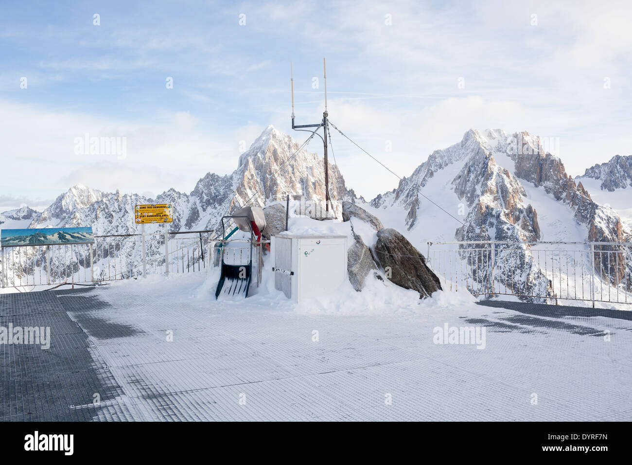 Un 'molto pericoloso' o 'Zona Tres Dangereux" cartello di avviso nella parte superiore della Aiguille du Midi di montagna sopra Chamonix Mont Blanc. Foto Stock