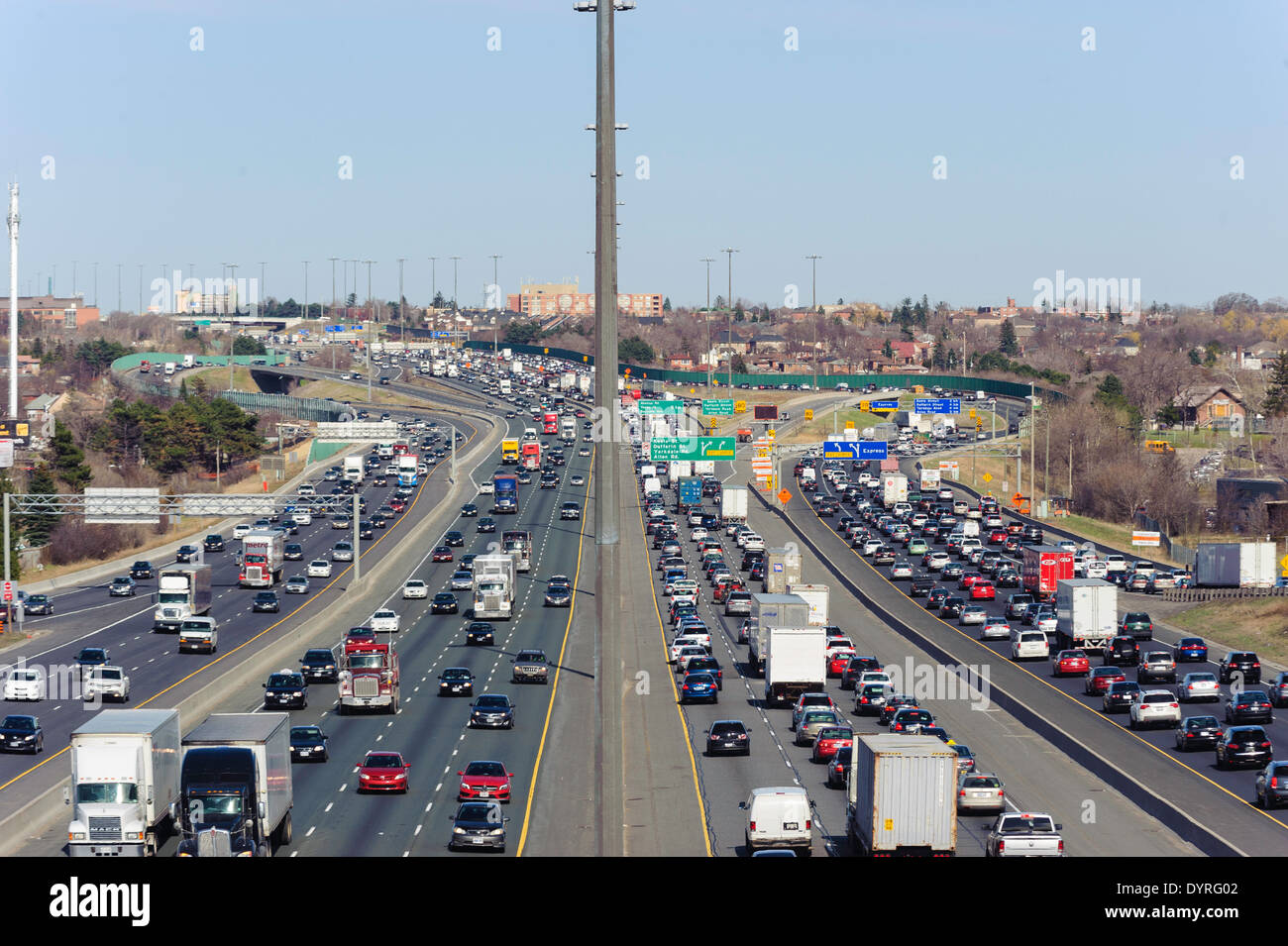 Toronto, può., 24 Apr 2014 - Autostrada 401 presso l'autostrada 400 in Toronto in ora di punta Foto Stock