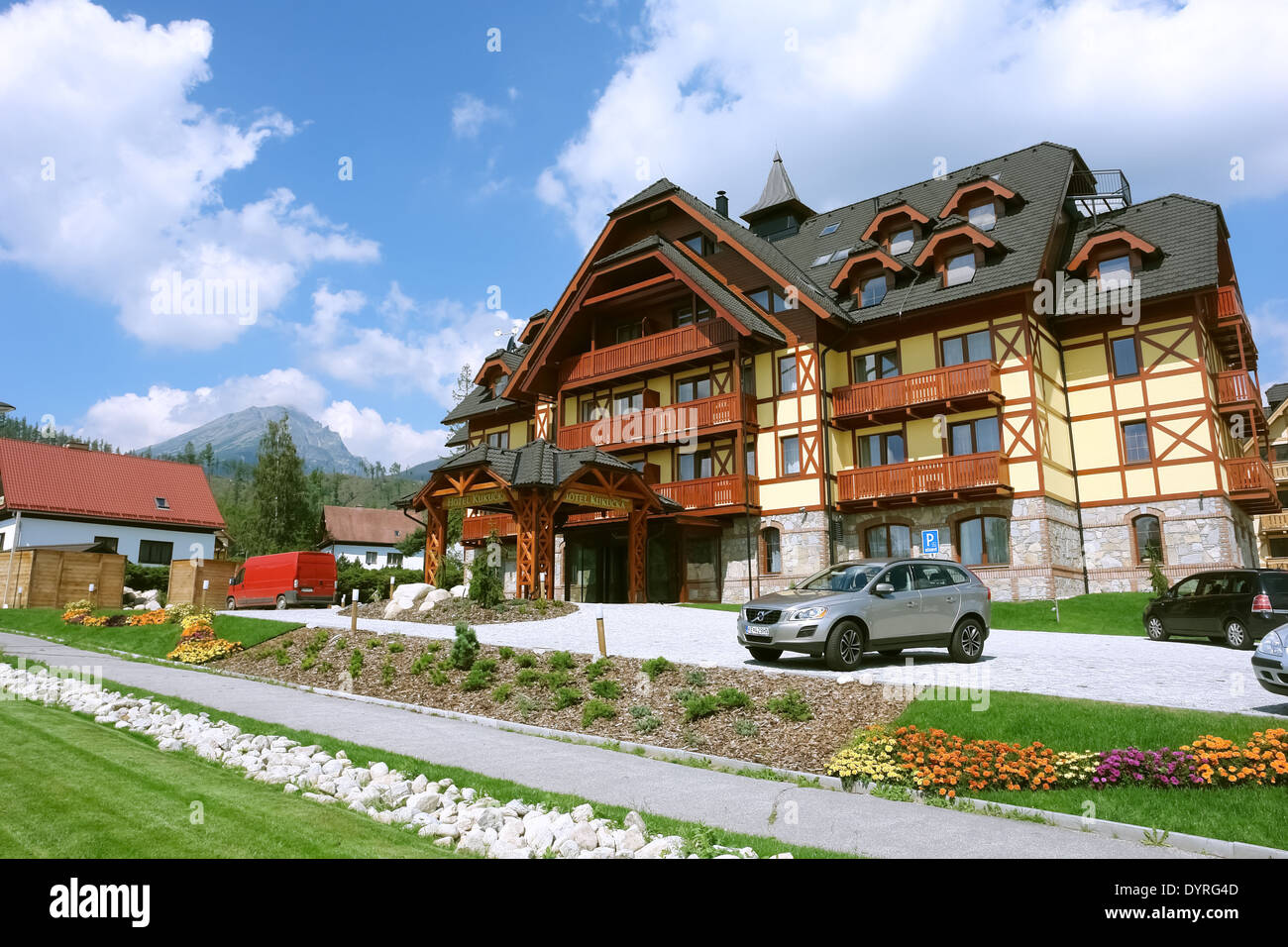 Nuovo hotel di alta classe, Cielo e nubi in montagne slovacche. Foto Stock