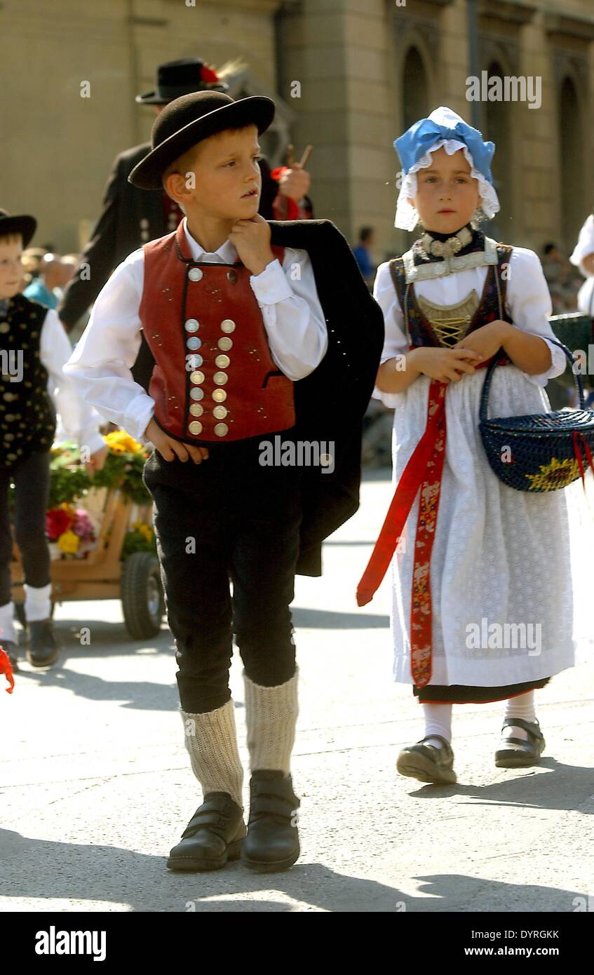 Giovane coppia sulla nazionale sfilata in costume del 'Oktoberfest', 2003 Foto Stock