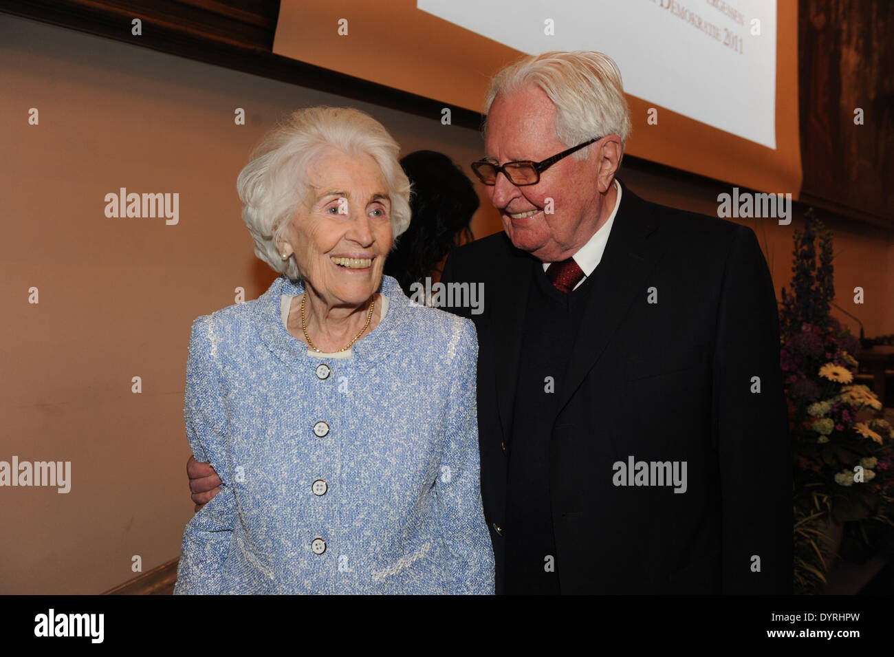 Dr.Ildegarda Hamm-Bruecher e il dottor Hans-Jochen Vogel presso l' aggiudicazione del Buergerpreis a Monaco di Baviera, 2011 Foto Stock
