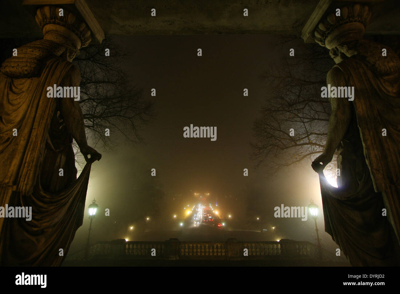 Nebbia all'Angelo della Pace a Monaco di Baviera, 2011 Foto Stock