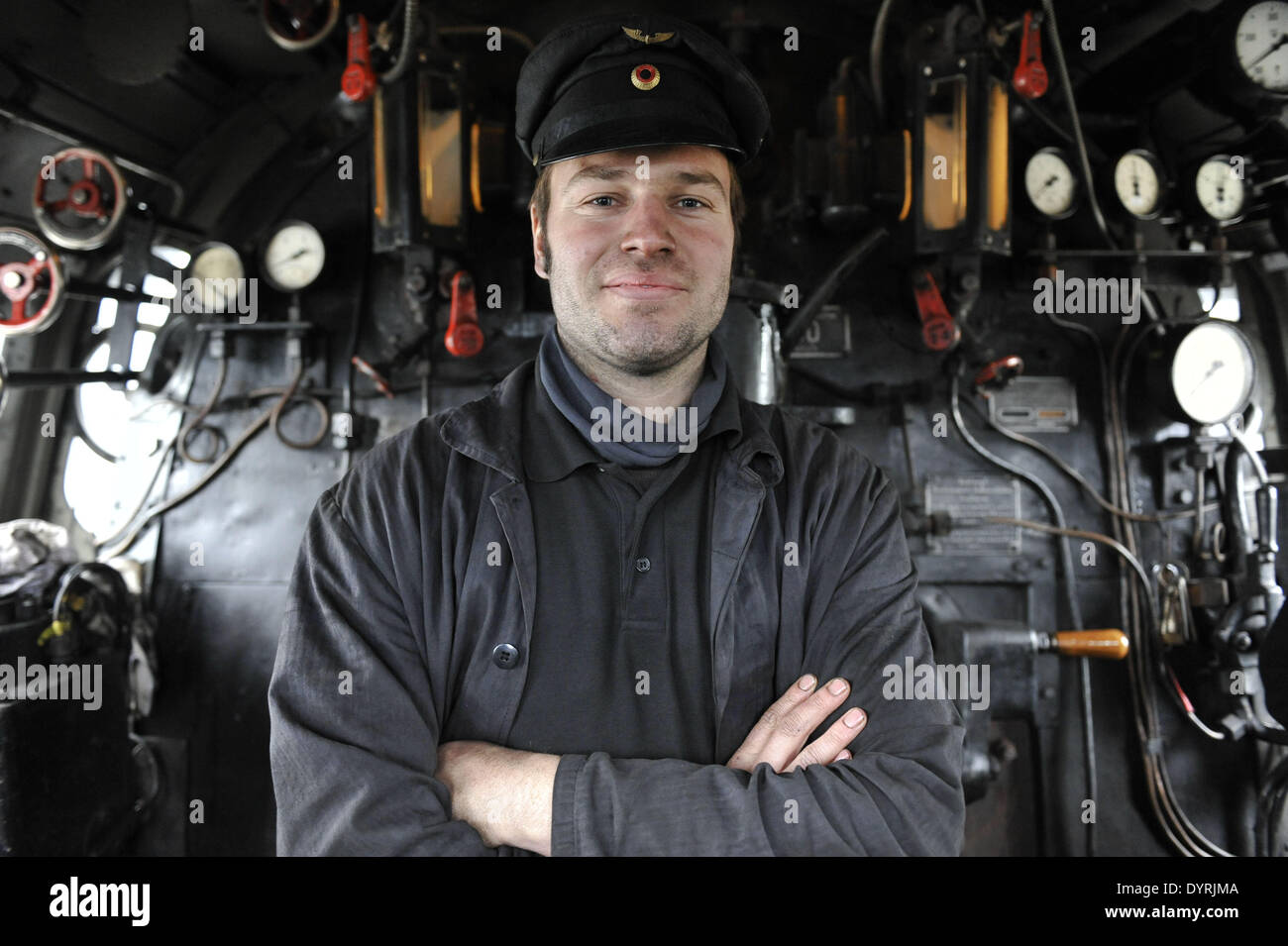 Un macchinista nella parte anteriore di una storica locomotiva a vapore a Monaco di Baviera, 2011 Foto Stock