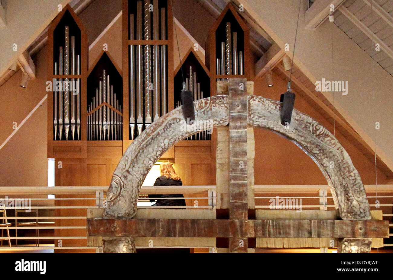 Un organista giocando l organo in Johanneskirche in Olching, 2012 Foto Stock