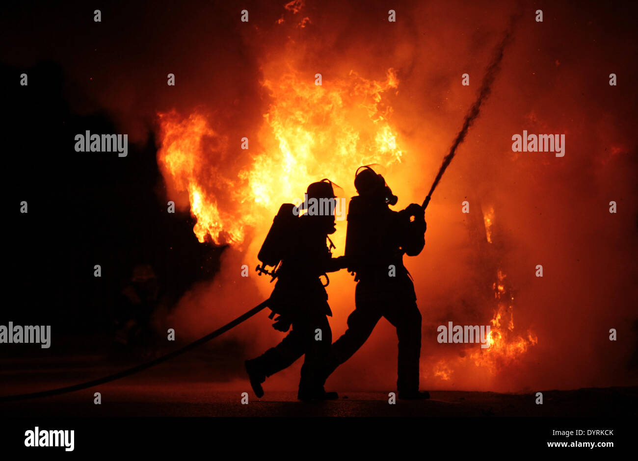 Vigili del fuoco combattono una macchina fuoco in Groebenzell, 2009 Foto Stock